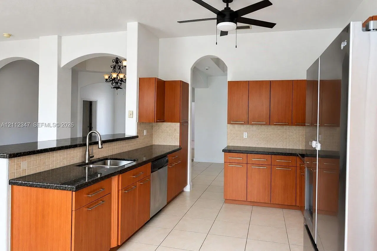 3 bed, 2.0 bath, 1748 sqft, $3,800 — Photo 4