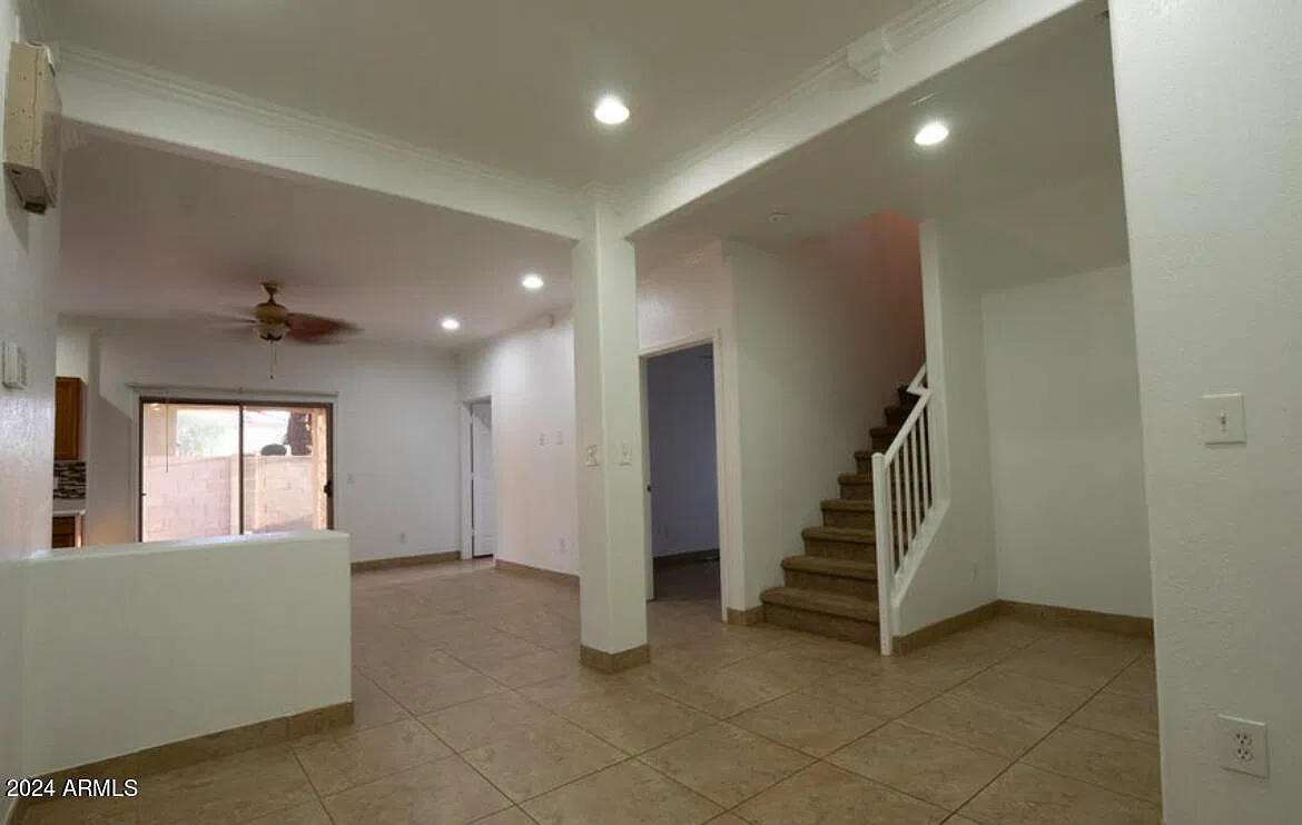 8 bed, 3.0 bath, 2000 sqft, $3,295 — Photo 4