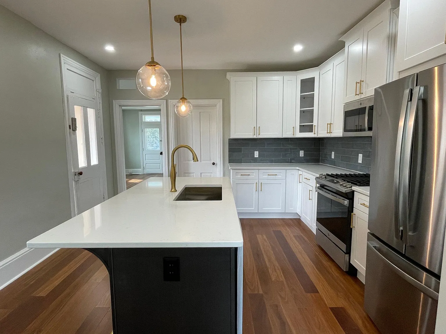 3 bed, 1.5 bath, 1100 sqft, $2,450 — Photo 3