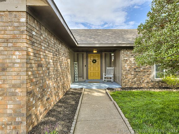 4th image of 2904 E Fort Worth St