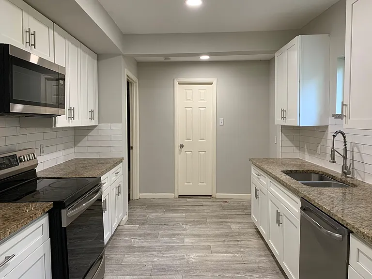 1107 Oxford St #STREET; — Photo 5