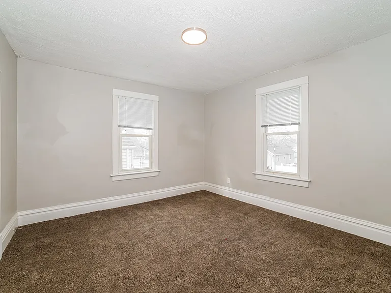 1346873_025_bedroom_13624577.jpg