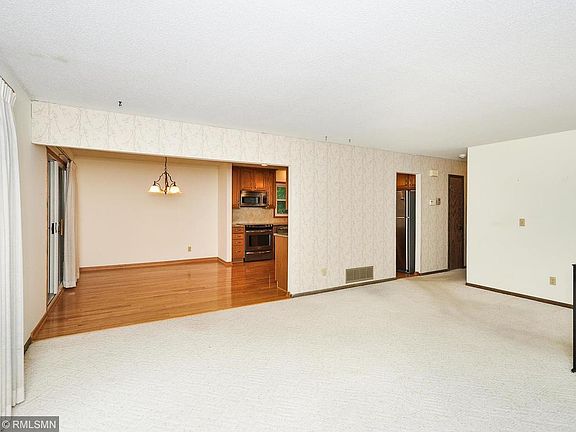 5th image of 3215 Queensland Ln N