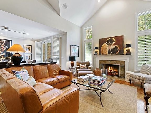 4th image of 406 Fox Meadow Dr