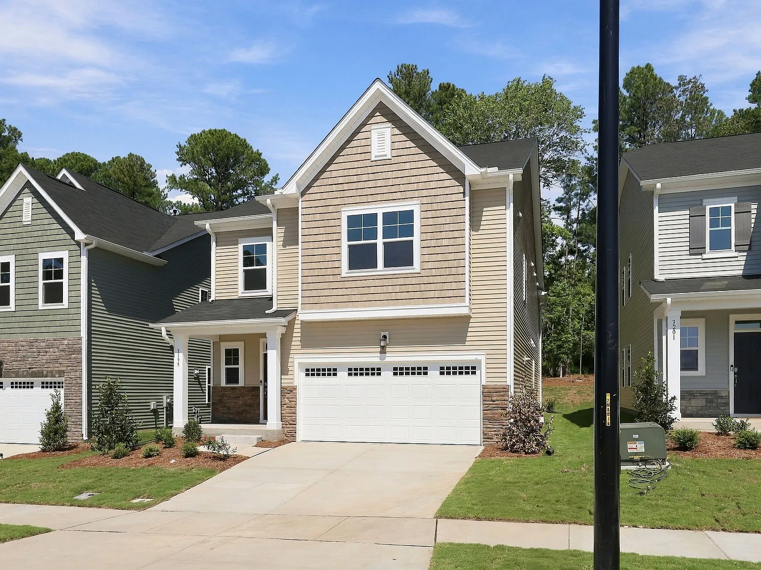5 bed, 2928 sqft, $3,300 — Photo 2