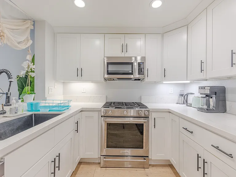 628 E Walnut St — Photo 16
