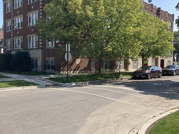 2nd image of 5845 W Walton St #5847-1