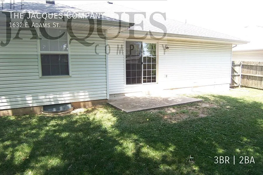 Quiet Northside Neighborhood 3 Bedroom 2 Bath 2 Car Garage Excellent Condition — Photo 4