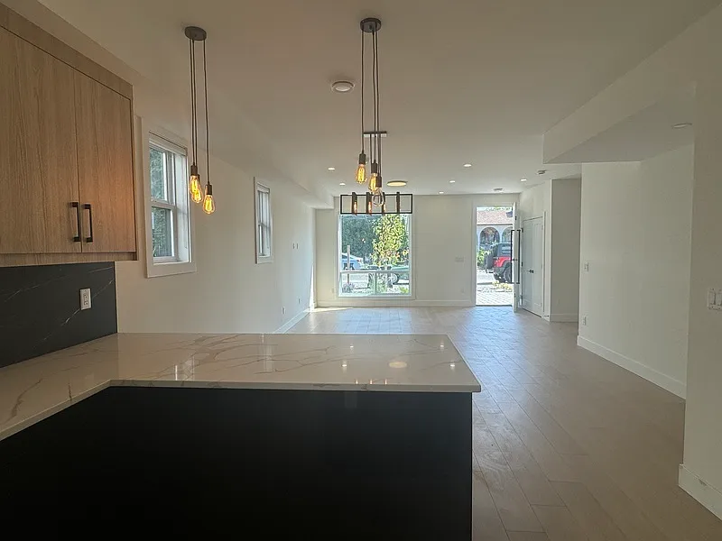 3 bed, 2.5 bath, 1581 sqft, $3,200 — Photo 2