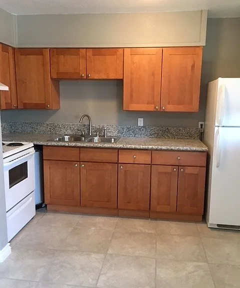 Western Oaks Apartments — Photo 4