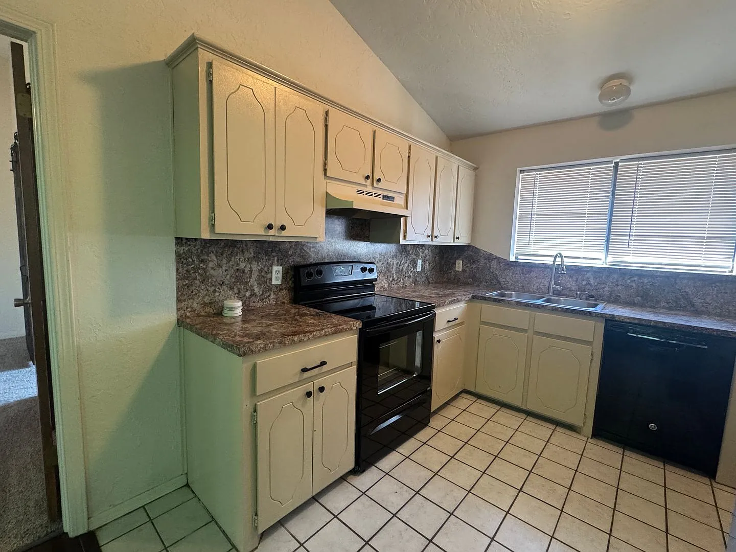 3912 SW Parkridge- hot new listing! — Photo 3