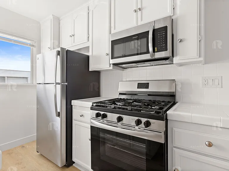 (Ar/Eu/Yo:B) 624 N. Hayworth Avenue — Photo 4