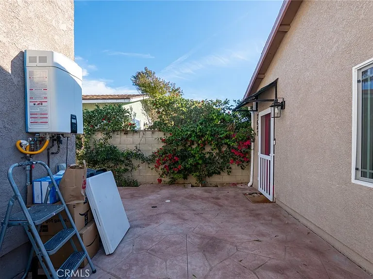 7647 Amestoy Ave — Photo 20