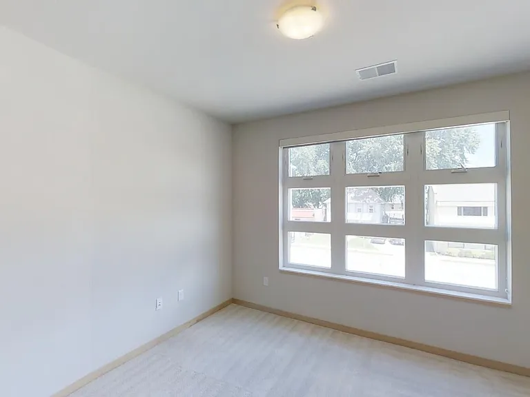 902 Drake St — Photo 84