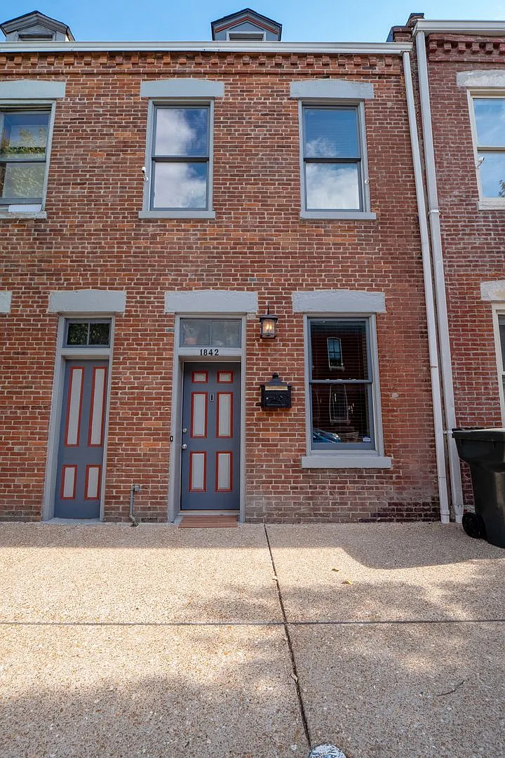 A Tall Glass of Soulard! 2.5BR/2.5Bath! — Photo 1