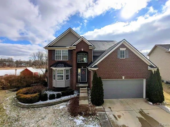 37415 Theresa Ln, New Boston, MI 48164