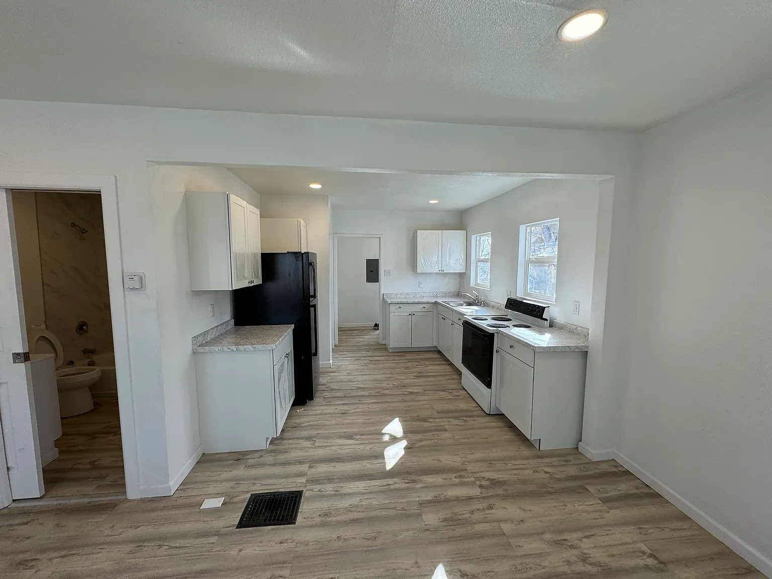 2 bed, 1080 sqft, $1,350 — Photo 2