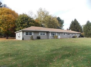 206 Glen Crest Dr, Neshanic Station, NJ 08853