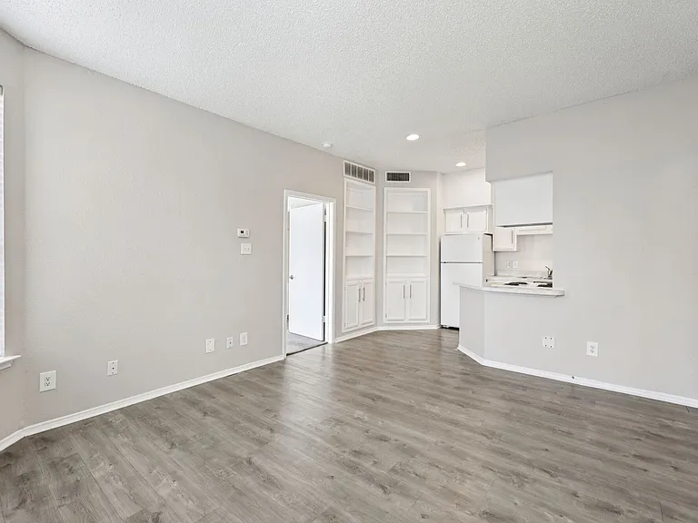 Oaks White Rock — Photo 12