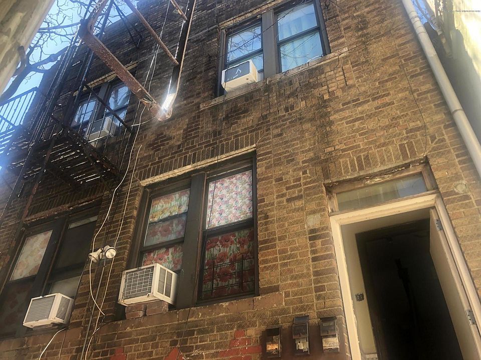 2nd image of 2828 Stillwell Ave