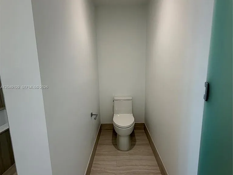 2411 Laguna Circle North 1411 #1411 — Photo 57
