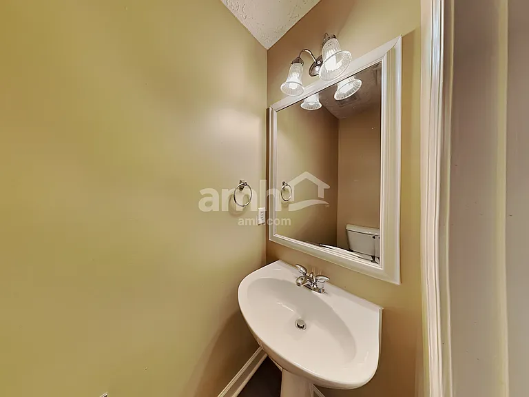 8028 Meadowview Ln — Photo 10