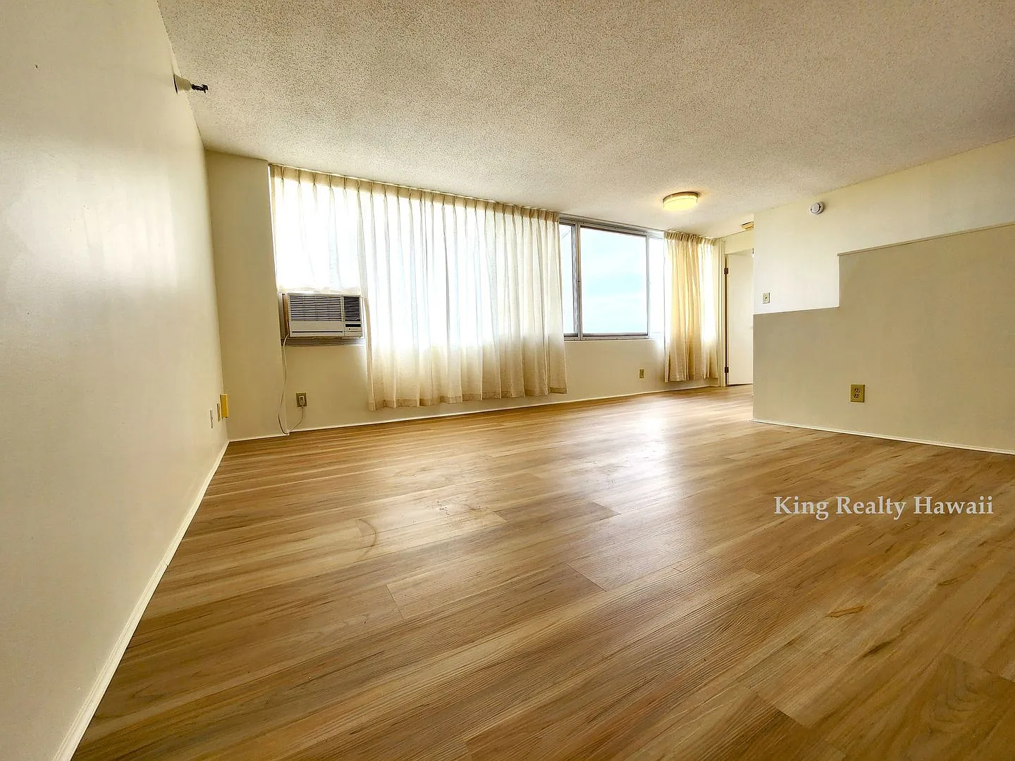 **Upgraded 1 br / 1ba Great Views,W/D in unit&Parking Included.Excellent Location — Photo 2