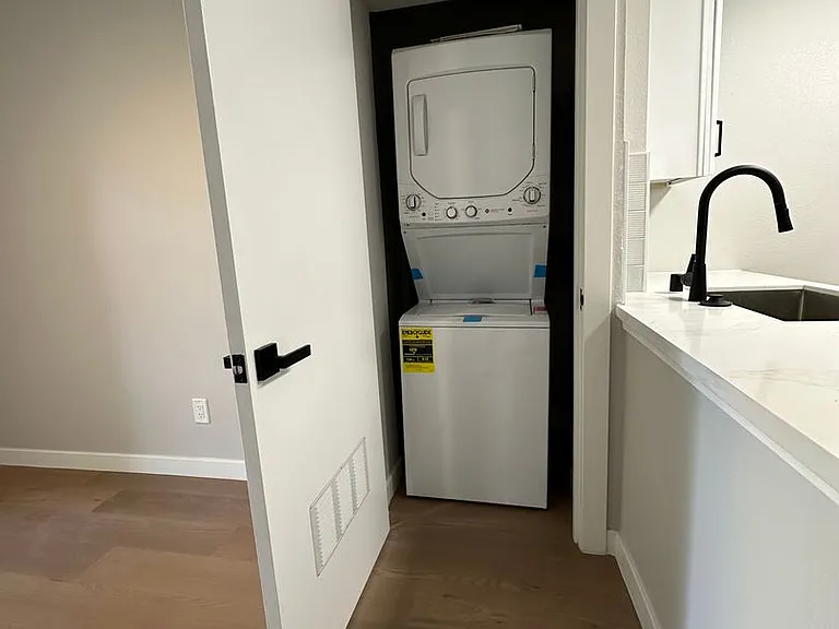 1400 Venice Blvd.- Modern Living in the Heart of Venice Renovated 2 Bedroom Units — Photo 35