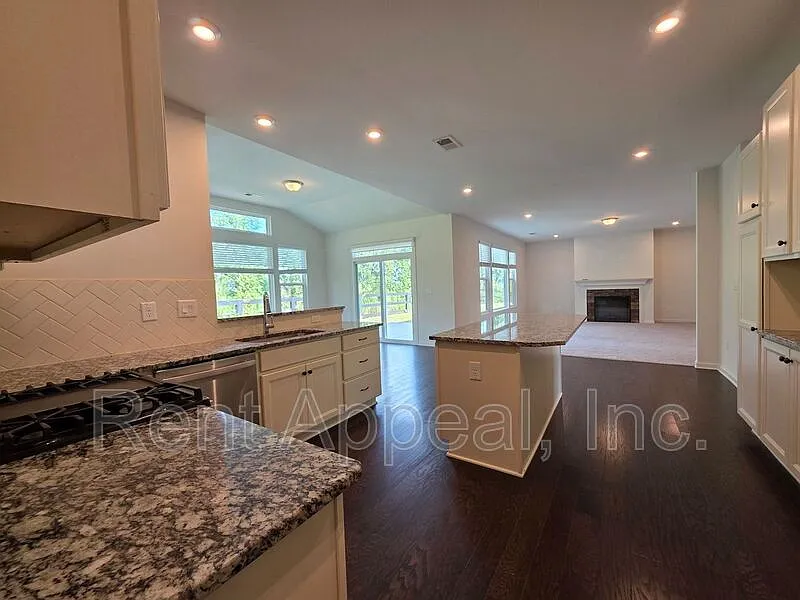 5 bed, 3.0 bath, 3200 sqft, $3,200 — Photo 3