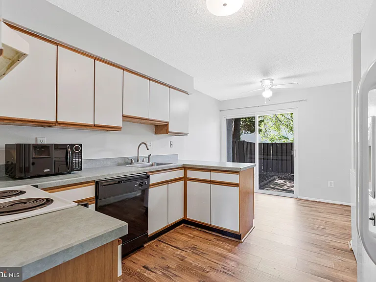 2202 Southgate Sq — Photo 14
