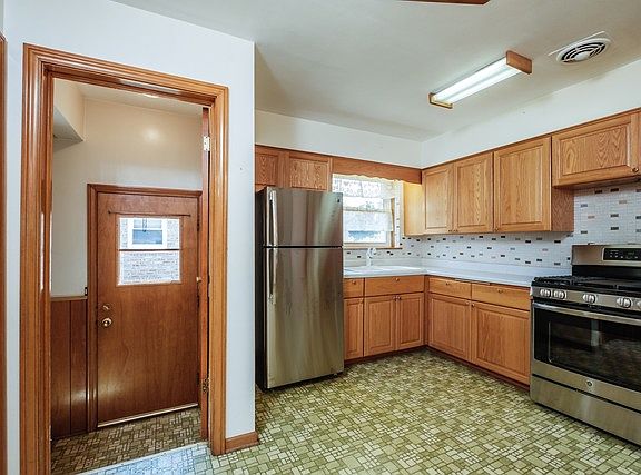 3rd image of 9104 Newcastle Ave