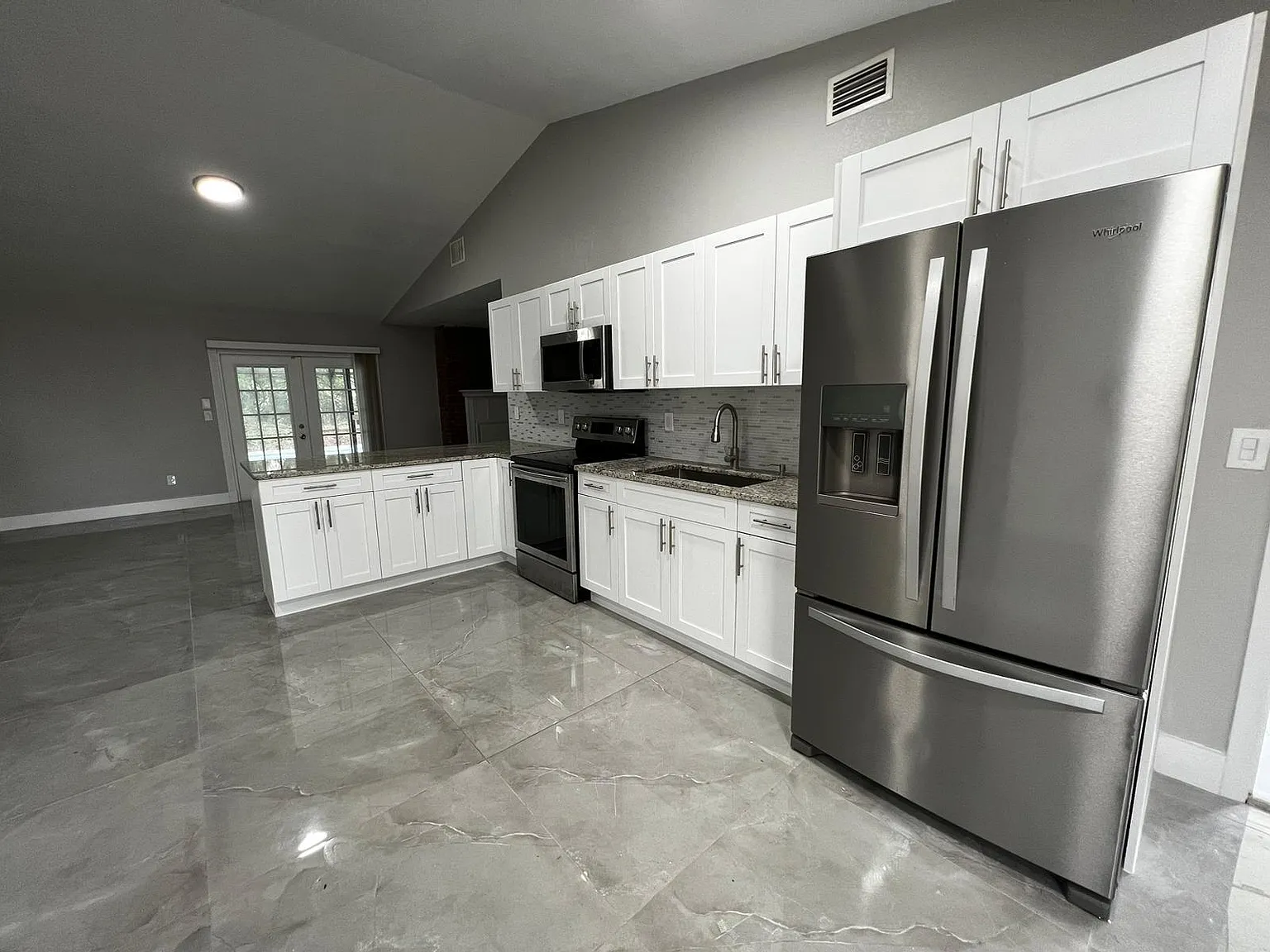 3 bed, 2.0 bath, 1218 sqft, $2,700 — Photo 2