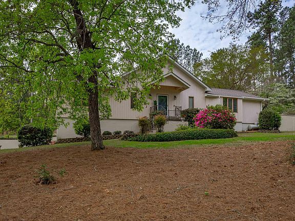 3rd image of 133 Steeplechase Rd N