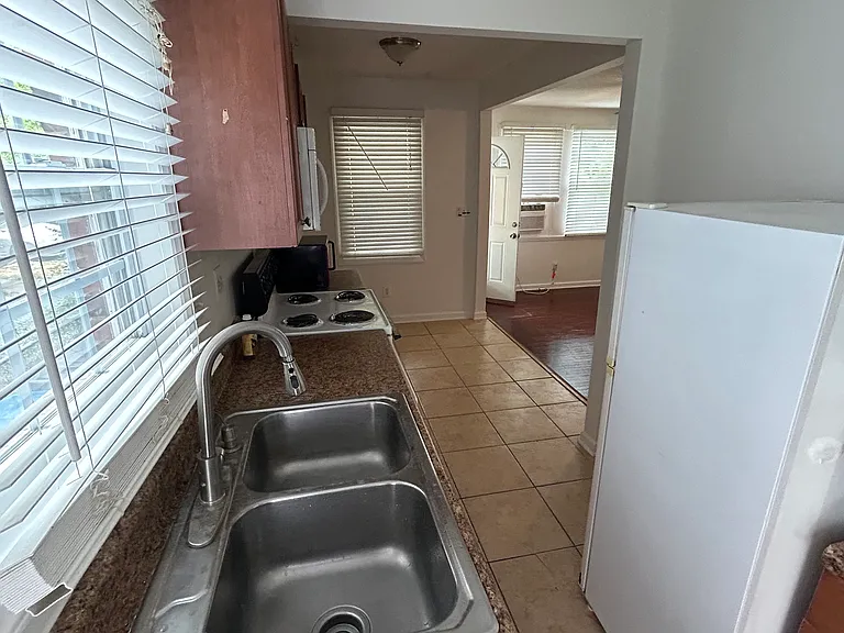 914B Lancaster St — Photo 4