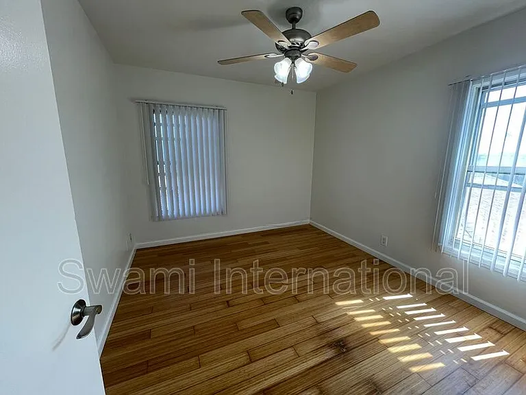 833 W 97th St #4 — Photo 4