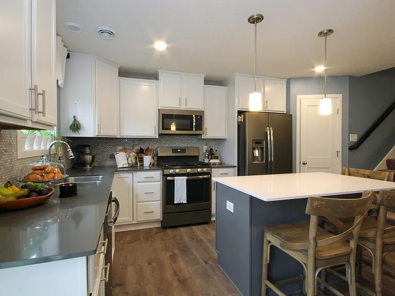 Stainless Steel Appliances & Large Kitchen Island!