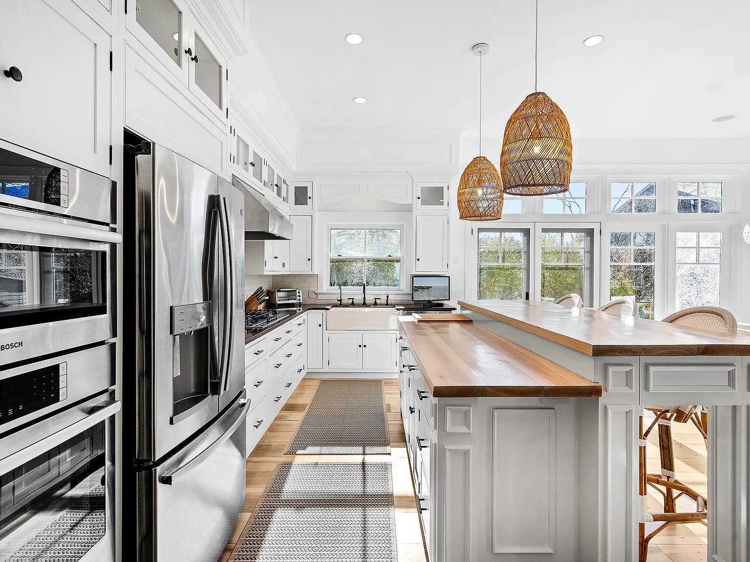 Gorgeous Ditch Plains Home With Close Proximity To The Ocean — Photo 2