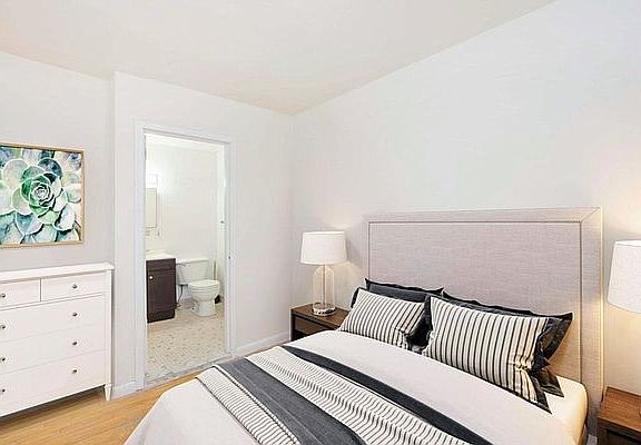 2nd image of 321 W 47th St APT 1c