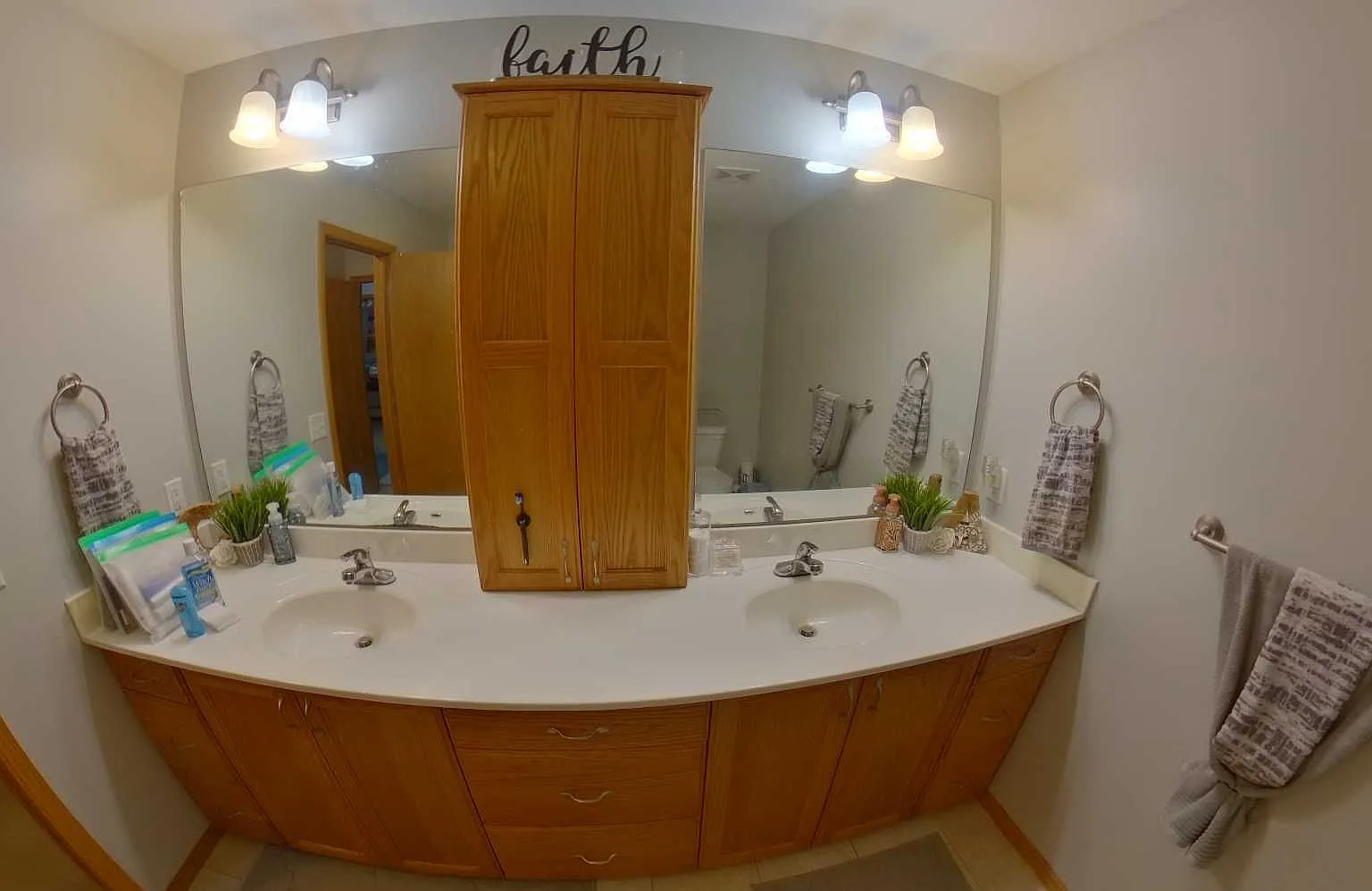 3D Tour Available - Gorgeous Townhome off of Scenic Drive + 2-Car Garage + Washer & Dryer Include... — Photo 4