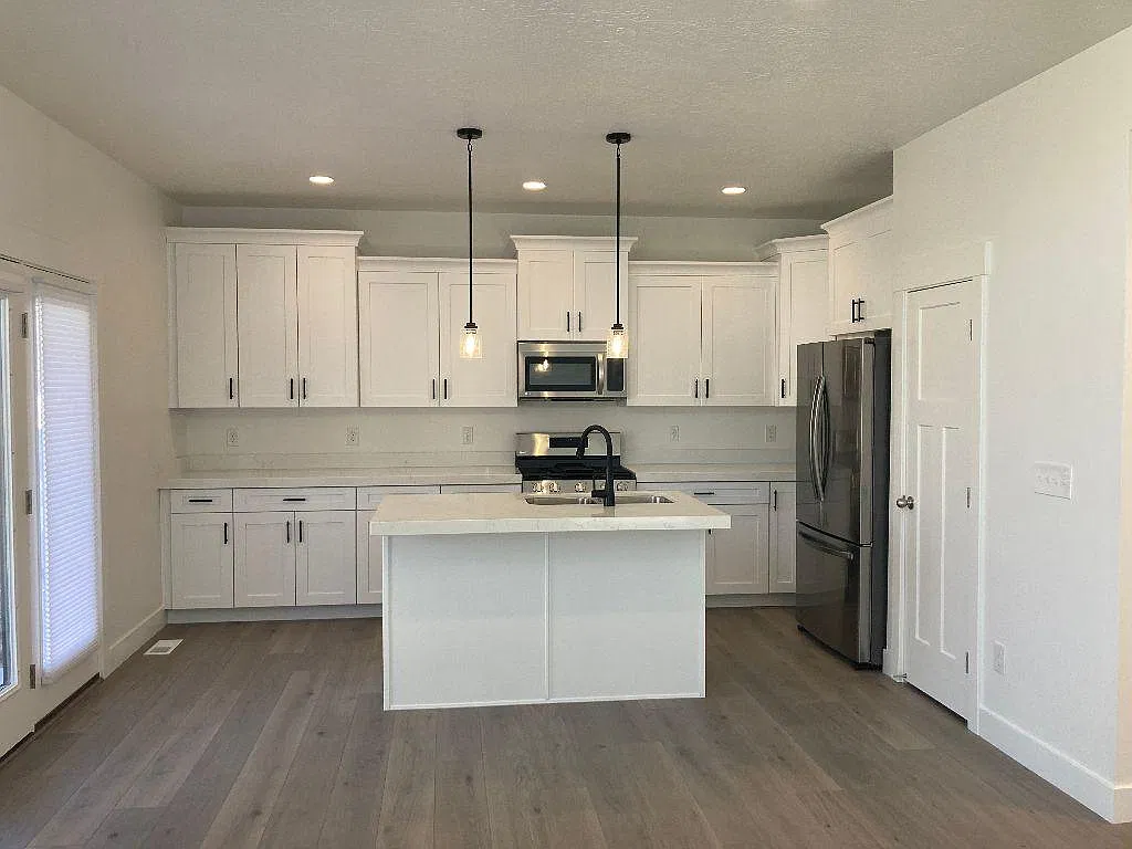 3 bed, 2.5 bath, 2243 sqft, $2,550 — Photo 3