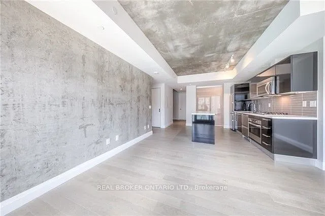 224 King St W #704 — Photo 5