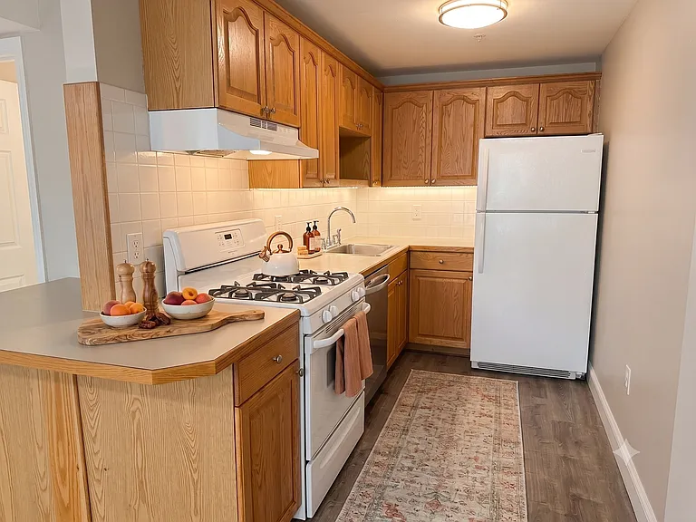 Pondsview Apartments — Photo 44