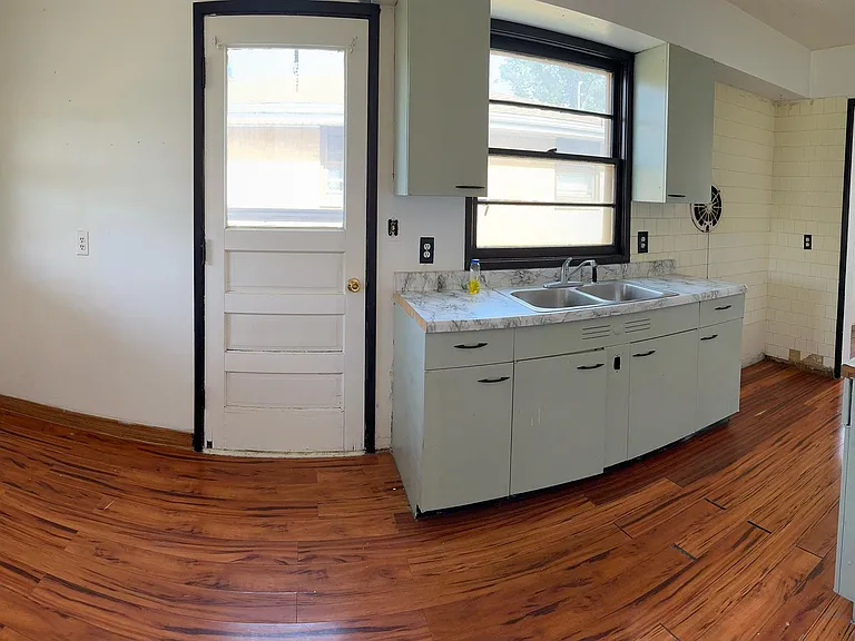 611 W 15th St — Photo 5