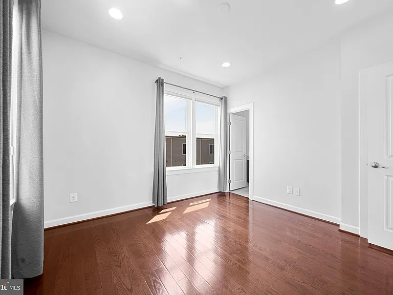 1121 S Lincoln St — Photo 46