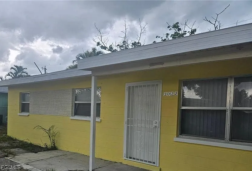 3 bed, 1.0 bath, 963 sqft, $1,300 — Photo 1