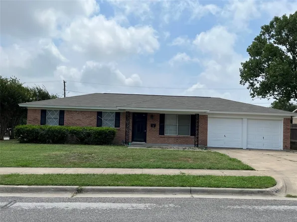 901 Willow Cir S, Burleson, TX 76028