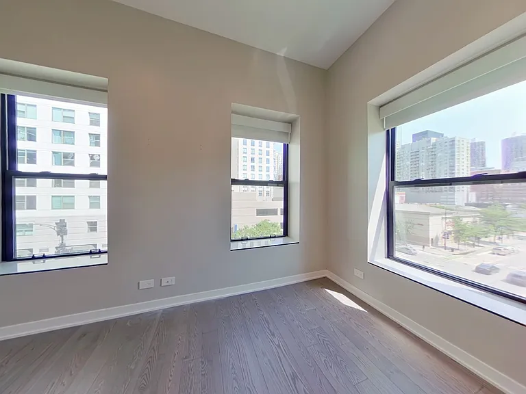670 N. Clark — Photo 4