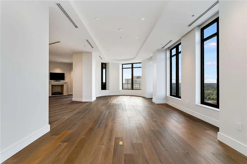 3376 Peachtree Rd NE — Photo 2