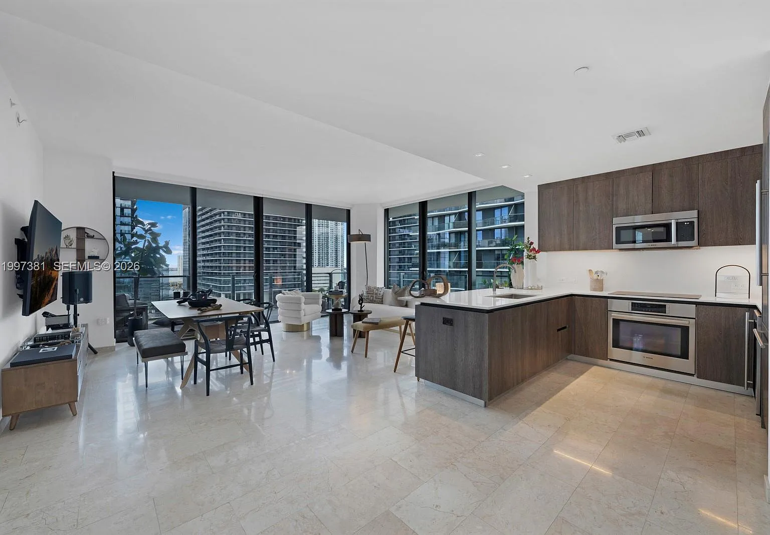 Rise Condo — Photo 2