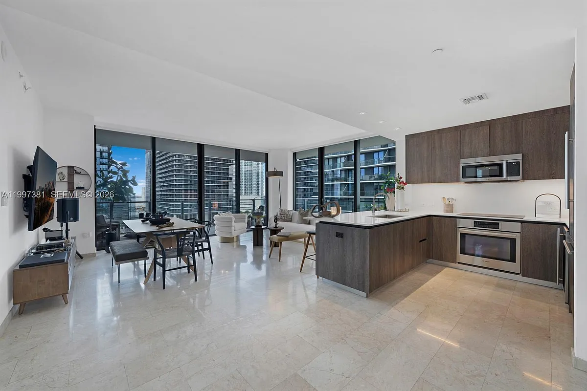 Building Photo - 88 SW 7th St #1401